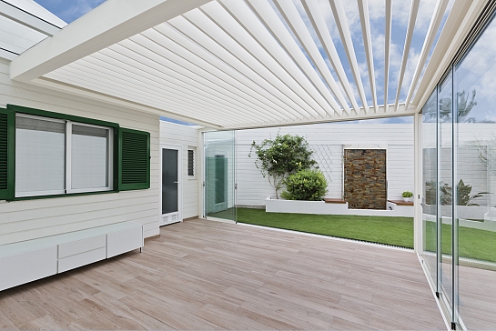 PÉRGOLA BIOCLIMÁTICA PROTEGIENDO LA TERRAZA DE UNA VIVIENDA UNIFAMILIAR
