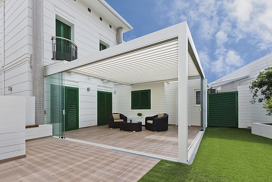 PÉRGOLA BIOCLIMÁTICA PROTEGIENDO LA TERRAZA DE UNA VIVIENDA UNIFAMILIAR