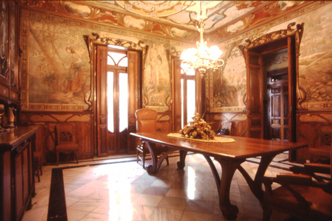 Sala del comedor familiar junto al patio-claustro - Casa Museo Modernista