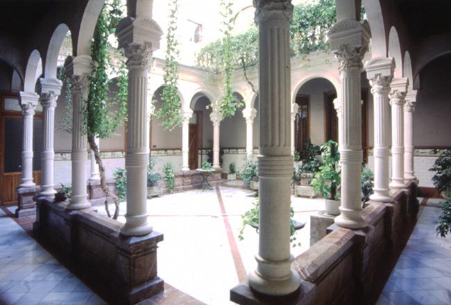 Patio del fondo con corredor claustral - Casa Museo Modernista